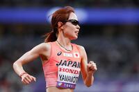 　女子５０００メートル予選で力走する山本有真＝１８日