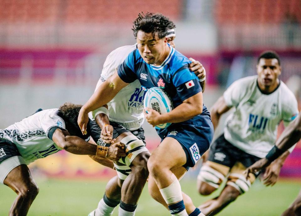 　フィジー戦で攻め込む江良（中央）　©ＪＲＦＵ