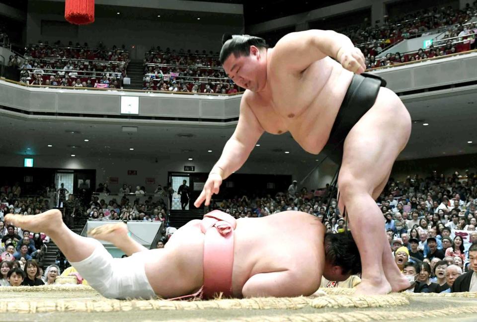 　上手投げで宇良（下）との１敗対決を制した正代（撮影・佐藤厚）