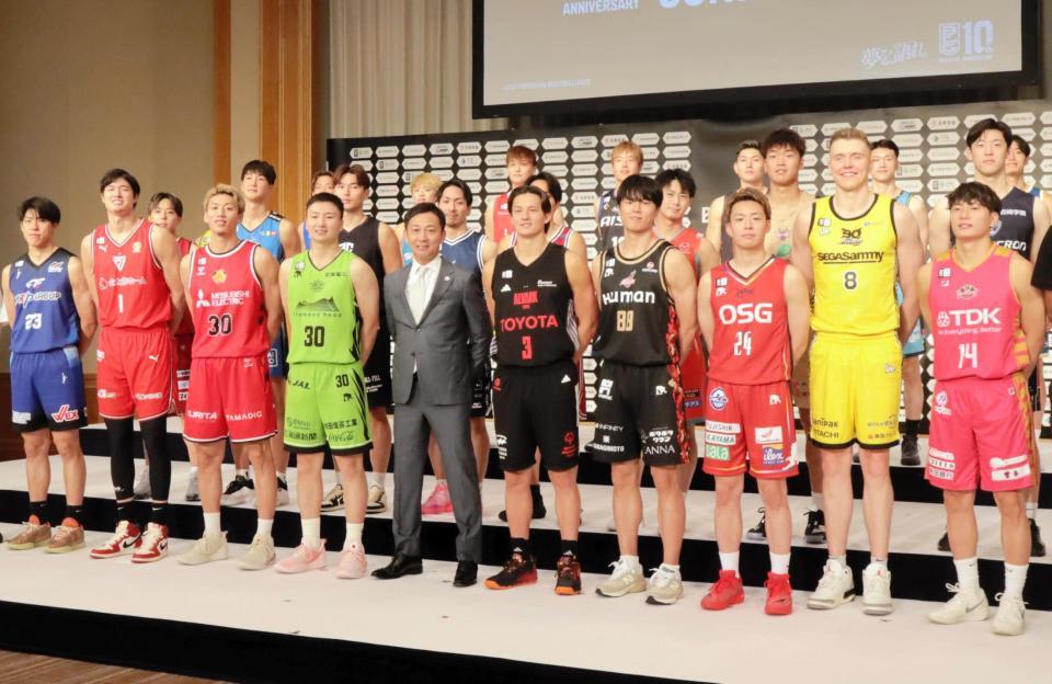 　シーズン開幕前会見に出席した渡辺（前列左から２人目）