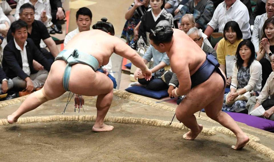 　琴勝峰（左）を突き落としで下し、全勝を守った豊昇龍（撮影・佐藤厚）