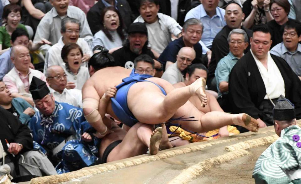 　若元春（下）を寄り倒しで下し、１敗を守った大の里（中央）＝撮影・佐藤厚