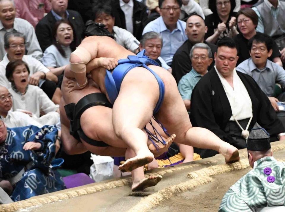 　若元春（下）を寄り倒しで下し、１敗を守った大の里（撮影・佐藤厚）