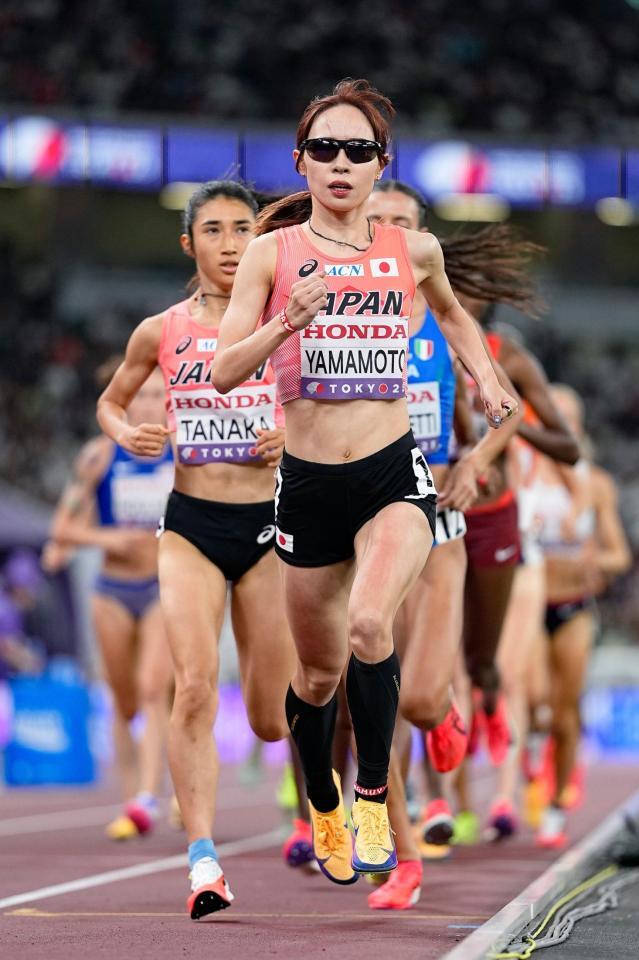 　女子５０００メートル予選で力走する山本有真（手前）＝１８日