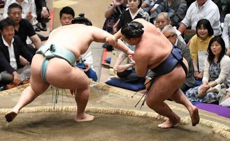 　突き落としで下し、全勝を守った豊昇龍（右）＝撮影・佐藤厚