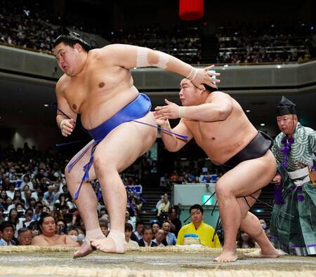 　若元春に攻められ、背中を向けてしまう大の里（左）