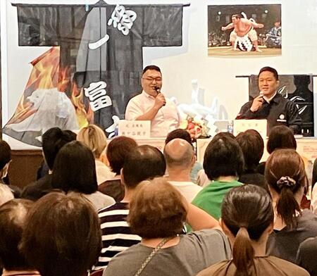 　トークショーを行う間垣親方（右）と熊ケ谷親方