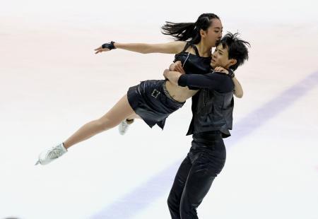 　クリス・リード杯で演技するアイスダンスの櫛田育良（左）、島田高志郎組＝長野県軽井沢町風越公園アイスアリーナ