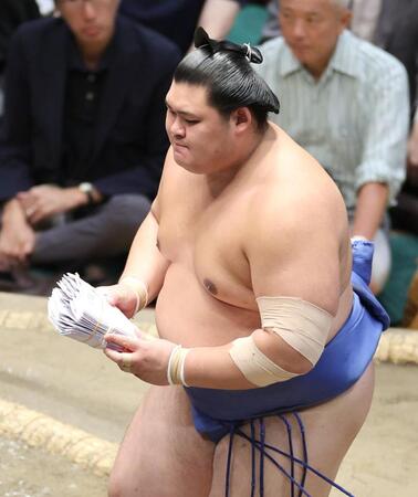 　琴勝峰を下し、懸賞金を手にする大の里