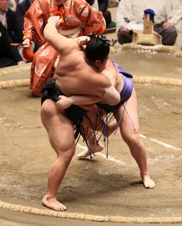 　伯桜鵬を寄り切りで破る安青錦（奥）＝撮影・石井剣太郎