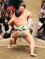 　霧島（奥）を寄り切りで破る琴桜（撮影・石井剣太郎）