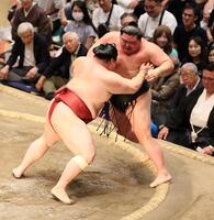 　正代を押し出しで破る隆の勝（左）＝撮影・石井剣太郎