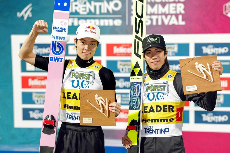 　ノルディックスキーのＧＰジャンプ男子スーパー団体で２位となった小林陵侑（左）と二階堂蓮（共同）