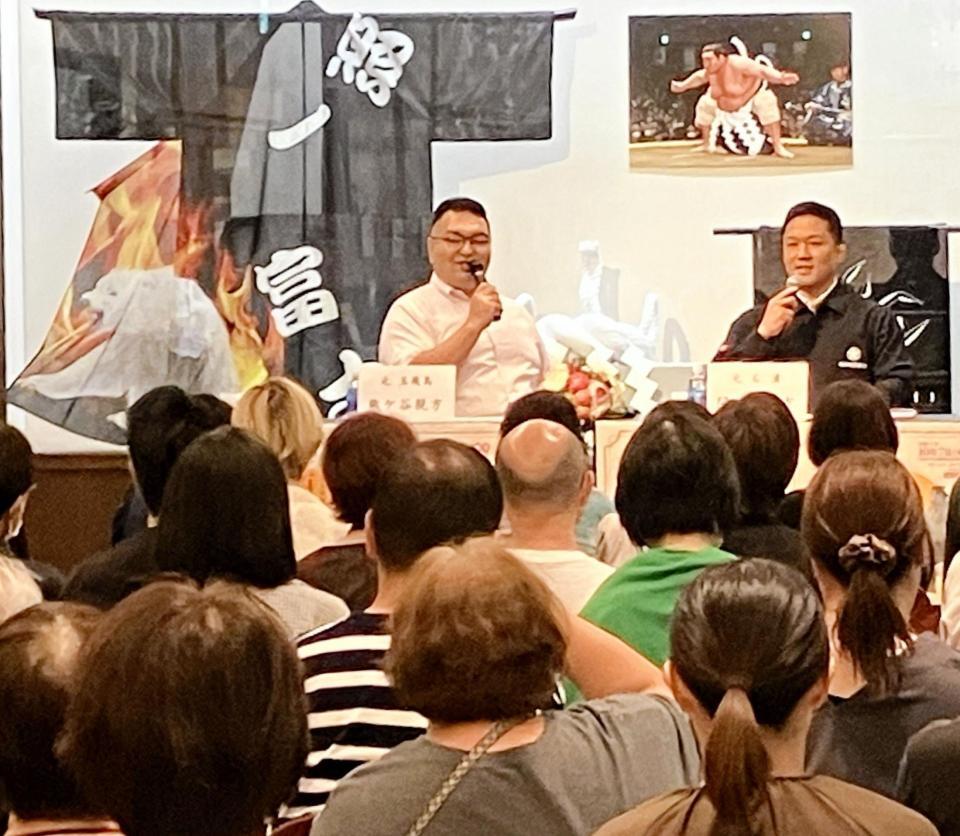 　トークショーを行う間垣親方（右）と熊ケ谷親方