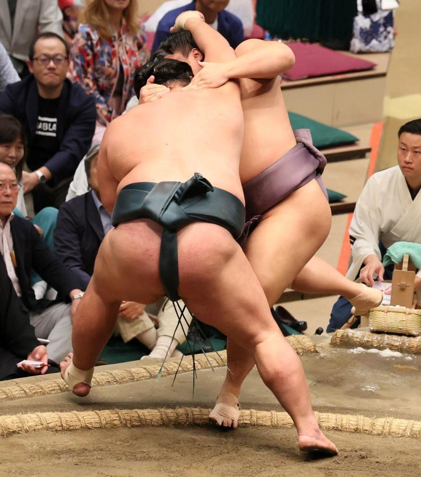 　錦木を勇み足で破る翔猿（奥）＝撮影・石井剣太郎