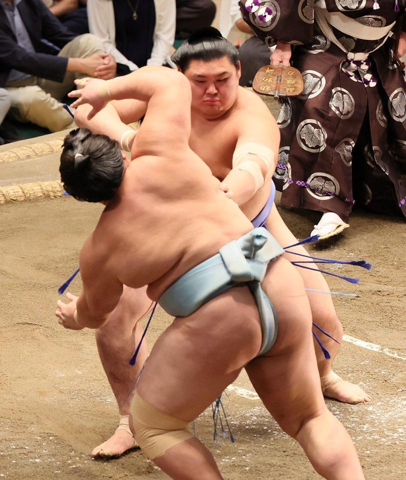 　琴勝峰を突き出しで破る大の里（奥）＝撮影・石井剣太郎