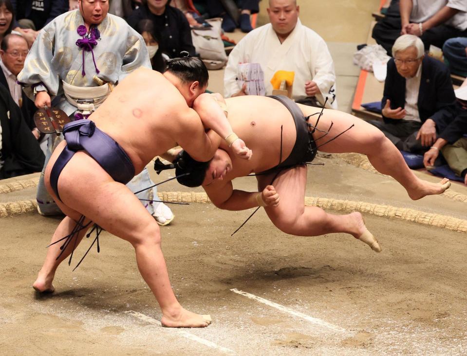 　若元春をすくい投げで破る豊昇龍（左）＝撮影・石井剣太郎