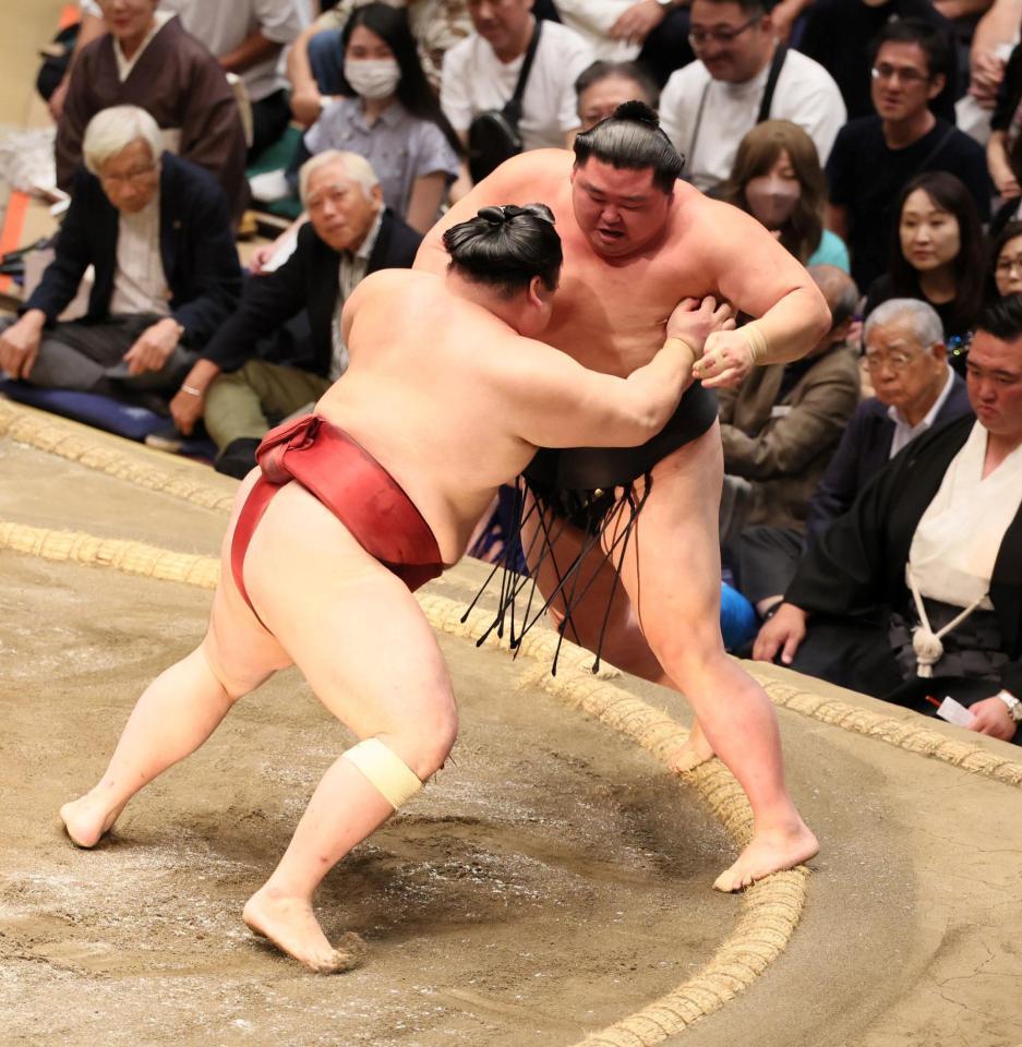 　正代を押し出しで破る隆の勝（左）＝撮影・石井剣太郎