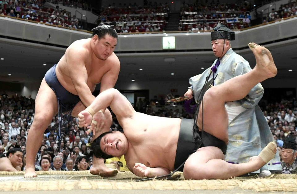　若元春（右）をすくい投げで下し、全勝を守った豊昇龍（撮影・佐藤厚）