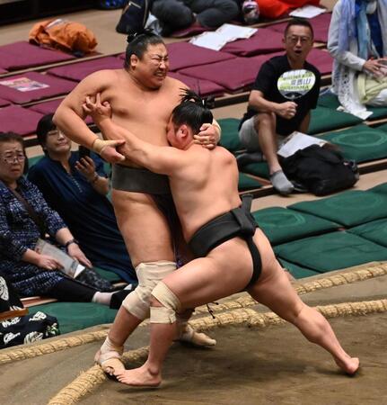 　佐田ノ輝（左）を押し出しで破った炎鵬（撮影・持木克友）