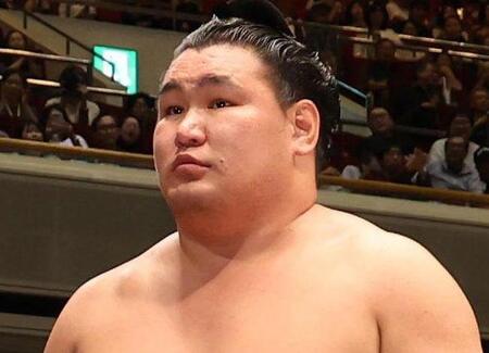 【動画】立ち合いから貫禄たっぷりに土俵際へ　落ち着いて「上手投げ」で霧島退けた