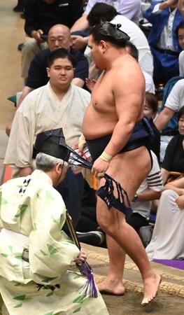 　多くの懸賞を手にする豊昇龍（撮影・持木克友）