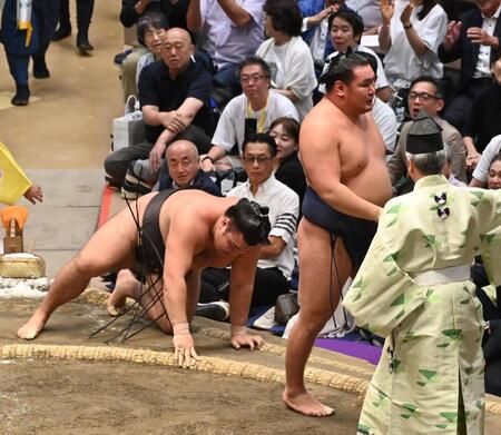 　霧島（左）を上手投げで下した豊昇龍（撮影・持木克友）