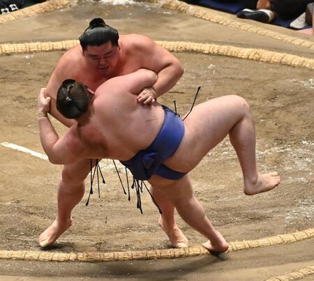 　安青錦を寄りたおしで破った正代（撮影・持木克友）