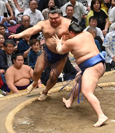 　高安（左）を突き出しで下した大の里（撮影・持木克友）