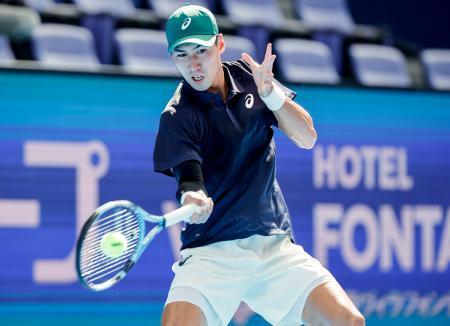 　シングルス１回戦でプレーする綿貫陽介＝有明テニスの森公園