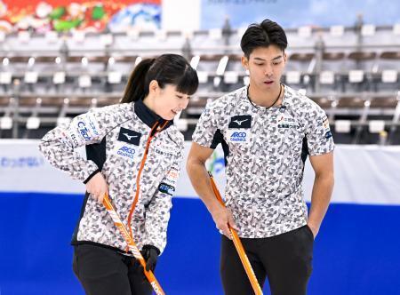 　カーリングの混合ダブルス代表決定戦に向け練習する松村千秋（左）、谷田康真組＝稚内市みどりスポーツパーク