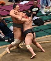 　佐田ノ輝（左）を押し出しで破った炎鵬（撮影・持木克友）