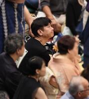 　観戦する桂三度＝２３日