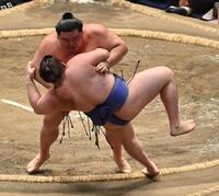 　安青錦を寄りたおしで破った正代（撮影・持木克友）