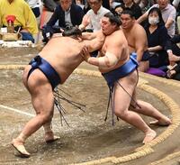 　高安（左）を攻める大の里（撮影・持木克友）