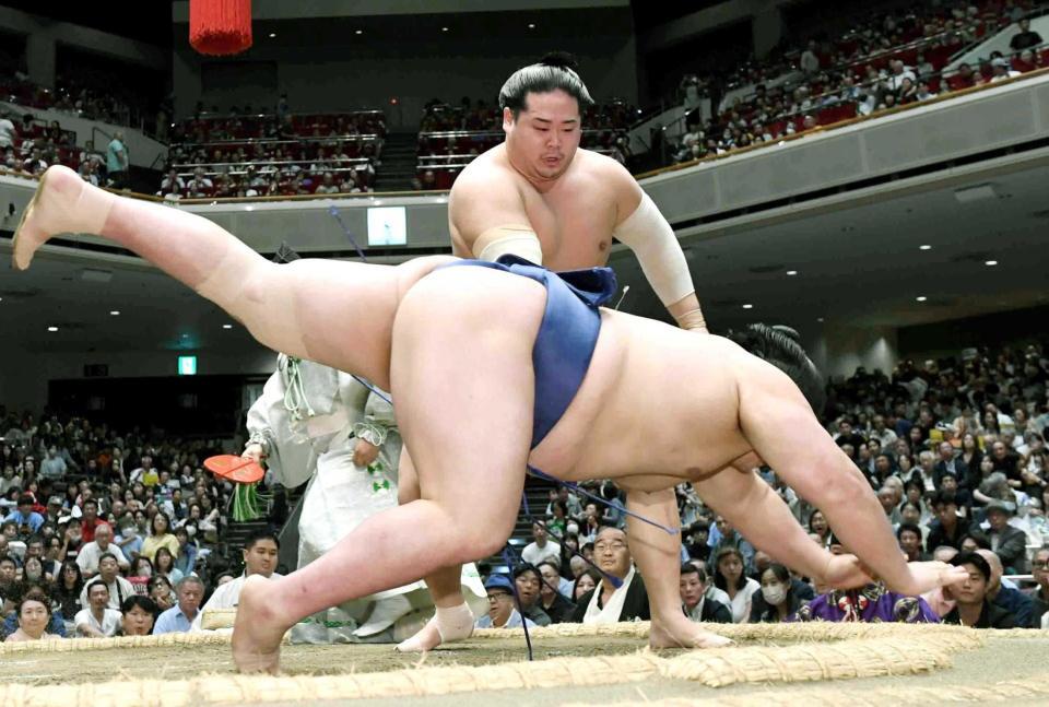 　藤青雲（手前）を突き落としで破り、勝ち越しを決めた錦富士（撮影・佐藤厚）