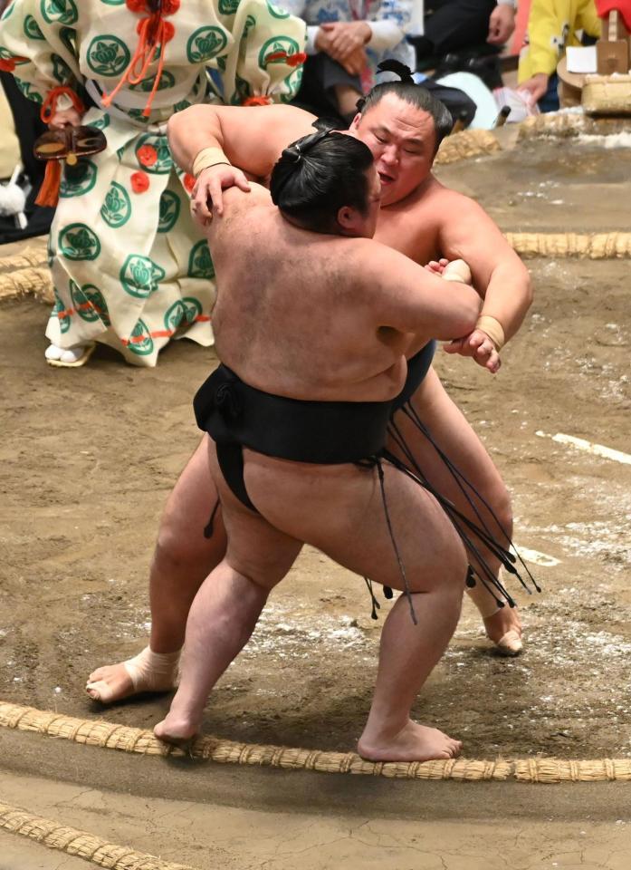 　豪ノ山を押し倒しで破った玉鷲（撮影・持木克友）