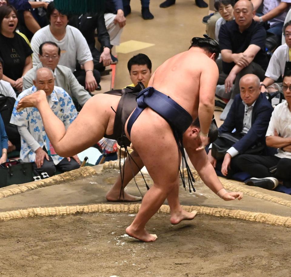 　霧島（奥）を上手投げで下した豊昇龍（撮影・持木克友）