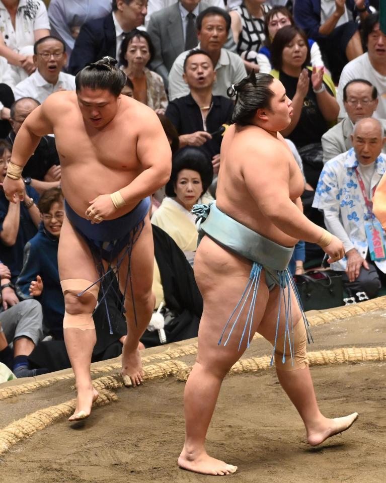 　琴勝峰（右）の寄り切りに敗れた若隆景（撮影・持木克友）