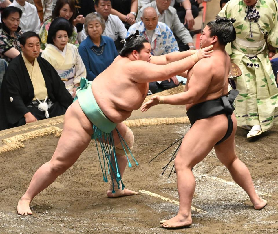 　若元春（右）を攻める琴桜（撮影・持木克友）