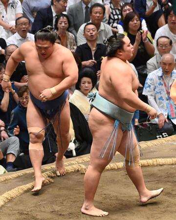 　琴勝峰（右）の寄り切りに敗れた若隆景（撮影・持木克友）