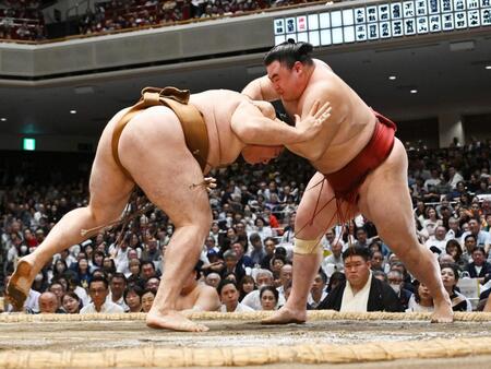 　隆の勝（右）がはたき込みで竜電を破る
