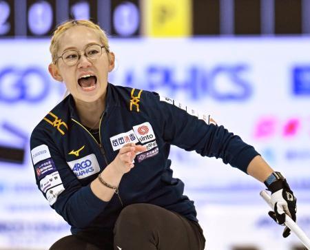 　１次リーグで上野美優、山口剛史組と対戦し、指示を出す小穴桃里＝稚内市みどりスポーツパーク