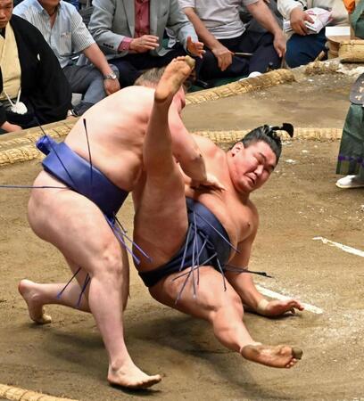 豊昇龍が痛恨の初黒星！１２連勝ならず　１敗で大の里と並ぶ　安青錦の切り返しで土俵上にたたきつけられる