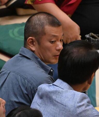 　観戦するＵ字工事・益子卓郎（撮影・持木克友）