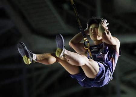 　男子スピード予選　２回目を終え、頭を抱える大政涼＝ソウル（共同）