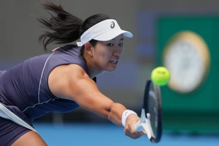 　中国オープン１回戦で朱琳と対戦する内島萌夏＝２５日、北京（ＡＰ＝共同）