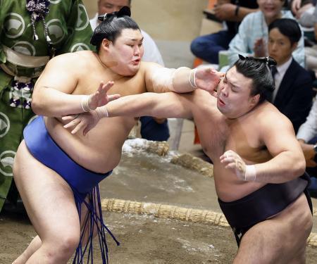 　霧島（右）と攻め合う大の里。押し出しで下す＝両国国技館