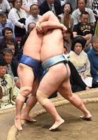 　琴勝峰に寄り切られる若隆景（左）＝撮影・持木克友