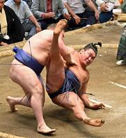 　豊昇龍（右）を切り返しで破った安青錦（撮影・持木克友）